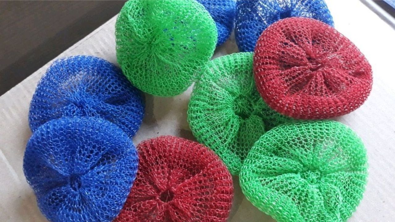 आजकल रसोई में इस्तेमाल होने वाले प्लास्टिक स्क्रबर भले सस्ते और आसान लगें, लेकिन ये जल्दी घिस जाते हैं, बर्तनों पर खरोंच डालते हैं और बदबू भी करने लगते हैं। सबसे बड़ी चिंता पर्यावरण की है, क्योंकि प्लास्टिक स्क्रबर सालों तक गलते नहीं और कचरे में जाकर नुकसान पहुंचाते हैं।(फोटो सोर्स- इंटरनेट) आजकल रसोई में इस्तेमाल होने वाले प्लास्टिक स्क्रबर भले सस्ते और आसान लगें, लेकिन ये जल्दी घिस जाते हैं, बर्तनों पर खरोंच डालते हैं और बदबू भी करने लगते हैं। सबसे बड़ी चिंता पर्यावरण की है, क्योंकि प्लास्टिक स्क्रबर सालों तक गलते नहीं और कचरे में जाकर नुकसान पहुंचाते हैं।(फोटो सोर्स- इंटरनेट)