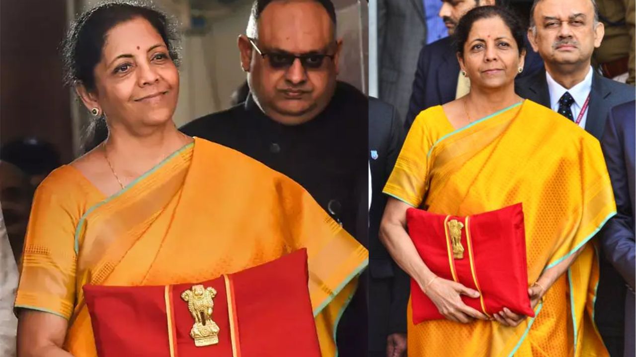 2020 के बजट में उन्होंने डॉट वीव टेक्सचर और नीली बॉर्डर वाली पीली सिल्क साड़ी चुनी। महामारी के दौर में यह रंग उम्मीद और सकारात्मकता का प्रतीक बनकर उभरा। आज भी पीली साड़ी को एक बड़े फैशन ट्रेंड के रूप में देखा जाता है। (Img: Google)