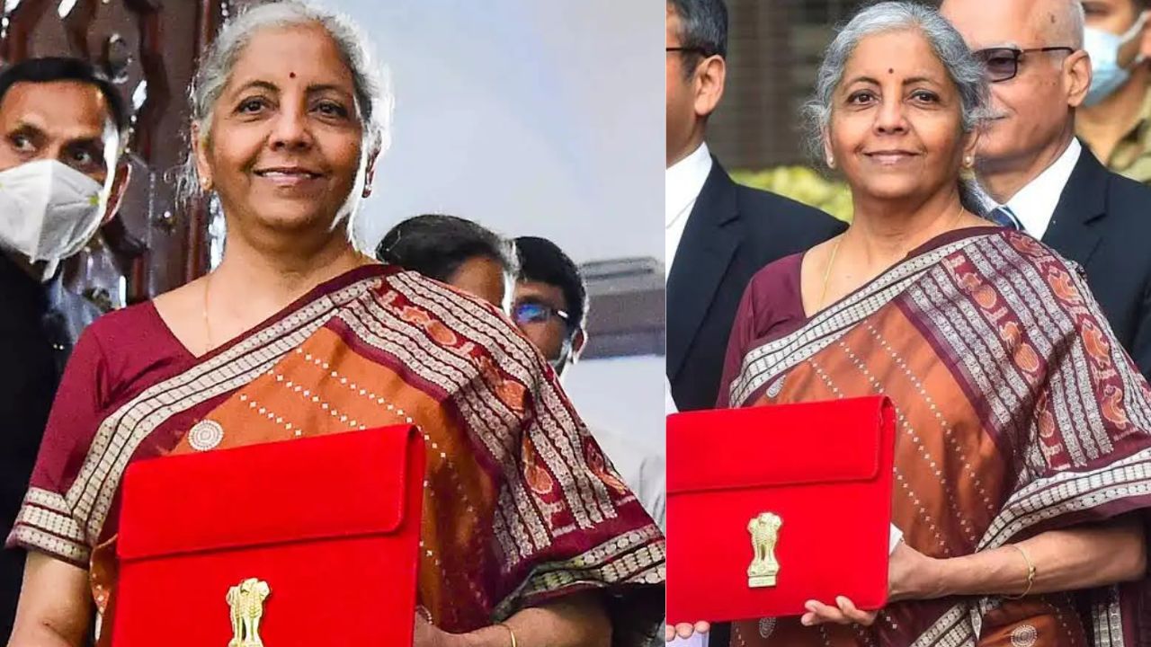 बजट 2022 के दौरान उन्होंने रस्ट मैरून रंग की बोमकाई साड़ी पहनी, जिसमें सिल्वर-गोल्ड टच था। यह ओडिशा की पारंपरिक बुनाई को सम्मान देने के साथ-साथ ग्रामीण कारीगरों के समर्थन का प्रतीक बनी। (Img: Google)