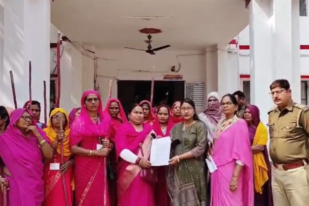 फतेहपुर में थाने का घेराव: सड़कों पर उतरी सैकड़ों महिलाएं, बोली- बेटी को न्याय दो