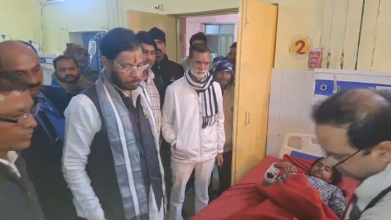 गंगा एक्सप्रेसवे बना मौत का रास्ता: सड़क घायलों से मिले विधायक मनोज पांडे, कांग्रेस ने मांगा इतना मुआवजा