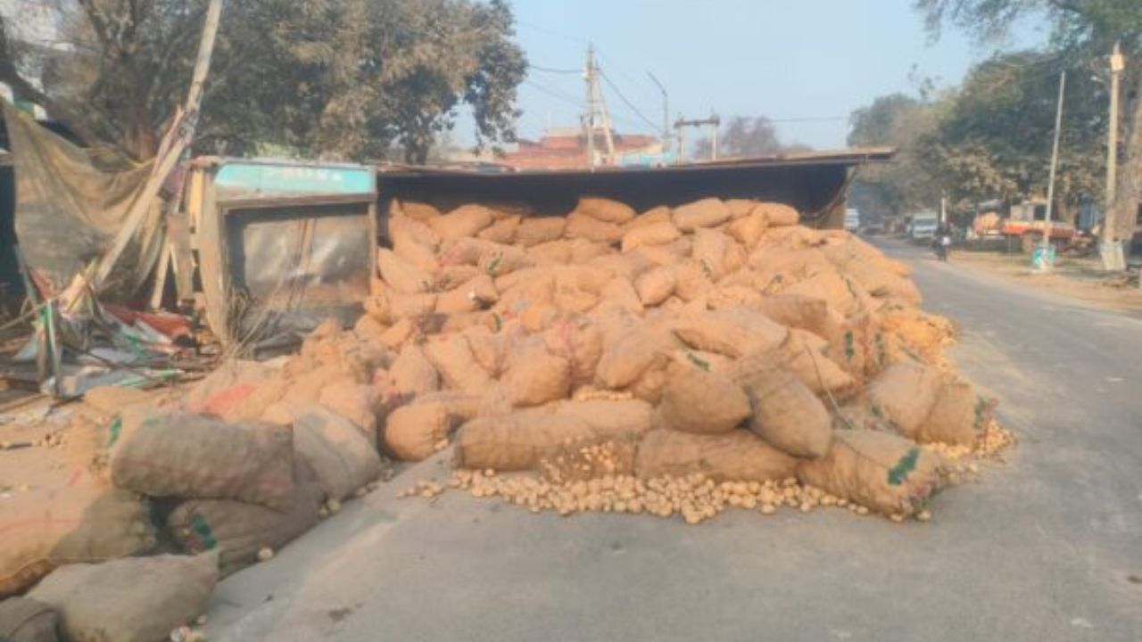 रात के अंधेरे में पलटा ट्रक, बाइक सवार घायल… जानिए कैसे बची जानें