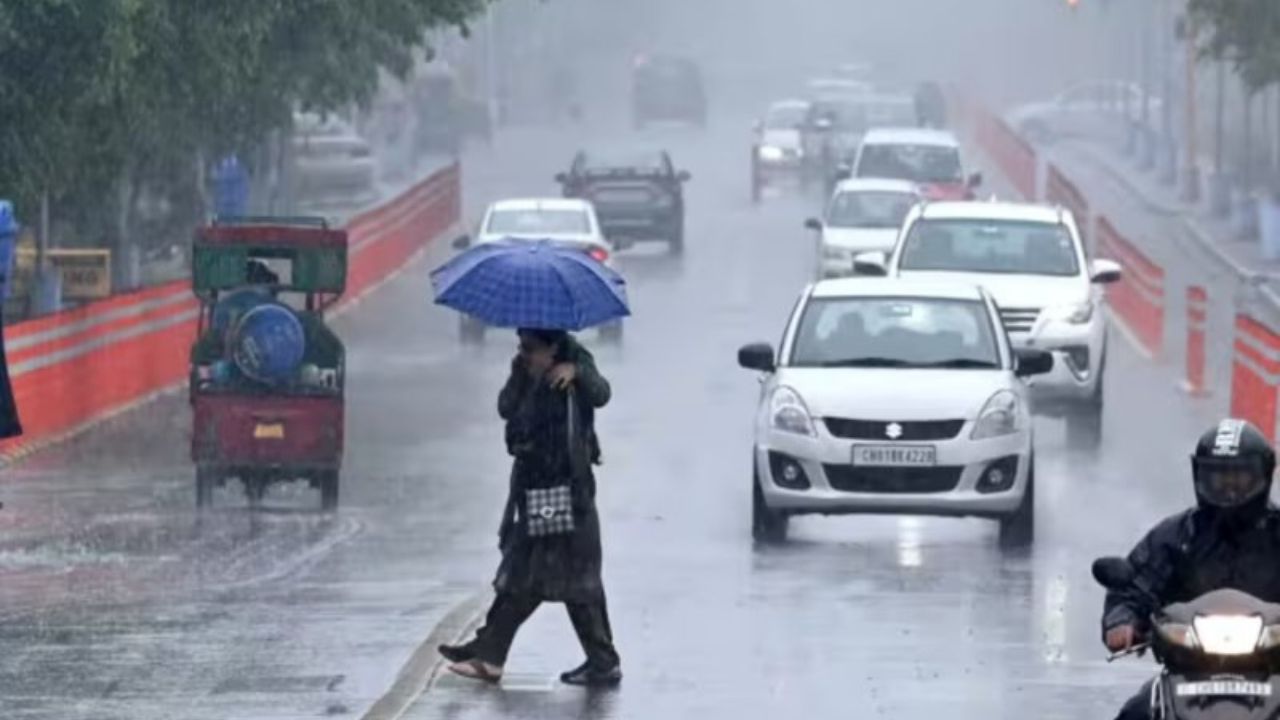 लखनऊ के रीजनल मौसम विज्ञान केंद्र के सीनियर साइंटिस्ट के मुताबिक, सेंट्रल पाकिस्तान और उससे सटे पंजाब इलाके में एक्टिव वेस्टर्न डिस्टर्बेंस की वजह से एक साइक्लोनिक सर्कुलेशन बना है। इसकी वजह से राज्य के पश्चिमी जिलों में हल्की बारिश और तेज हवाएं चल रही हैं। दिन में 30 से 40 किलोमीटर प्रति घंटे की रफ्तार से हवाएं चलने और बादलों की आवाजाही की उम्मीद है। (Img: Google)