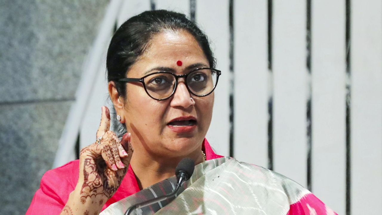 रेखा गुप्ता का बड़ा ऐलान: दिल्ली वालों को फ्री में मिलेगा गैस सिलेंडर, जानें इस स्कीम का पूरा सच