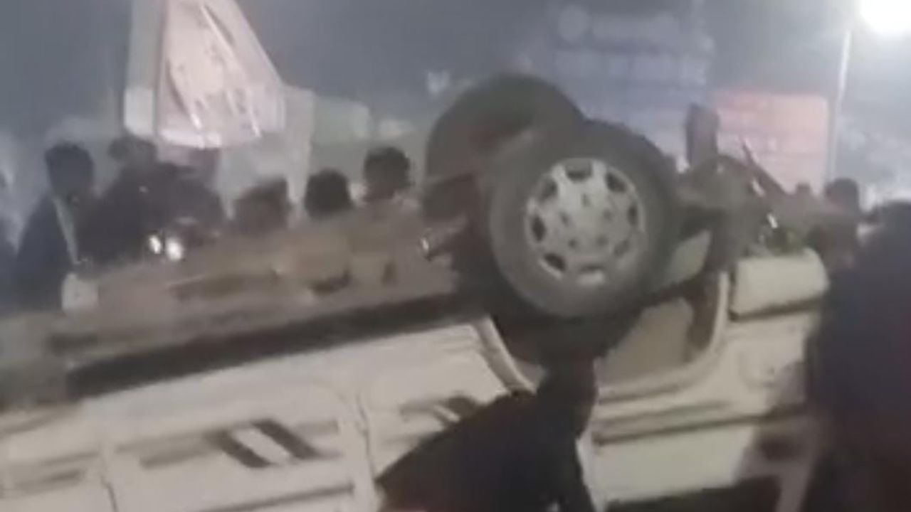 CTET देकर लौट रहे अभ्यर्थियों की बोलेरो पलटी: घुघली में चौराहे पर भीषण टक्कर, आठ फंसे; दो की हालत नाजुक