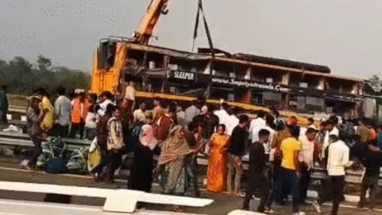 पूर्वांचल एक्सप्रेसवे पर हादसे के बाद खिड़की से गिरने लगी लाशें, अब तक 5 की मौत और 67 घायल
