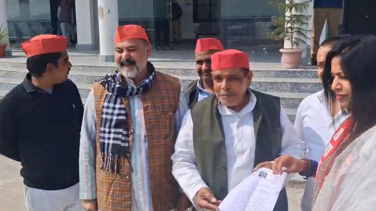 अमेठी में सियासत गरमाई: बीएलओ के पति विवाद पर सपा का शक्ति प्रदर्शन, डीएम को ज्ञापन