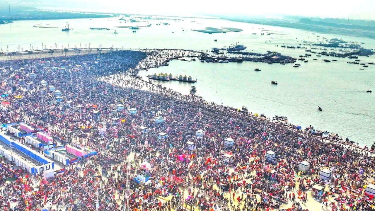 त्रिवेणी संगम प्रयागराज की पहचान है। गंगा, यमुना और अदृश्य सरस्वती का यह संगम धार्मिक और आध्यात्मिक नज़रिए से बहुत कीमती है। माघ मेले के दौरान संगम के किनारे भक्तों की भीड़ उमड़ती है। नाव की सवारी और सूर्यास्त के समय संगम का नज़ारा एक अनोखा अनुभव देता है। धार्मिक मान्यताओं के अनुसार, यहां डुबकी लगाने से पाप धुल जाते हैं और आध्यात्मिक ऊर्जा मिलती है। (Img: Google)