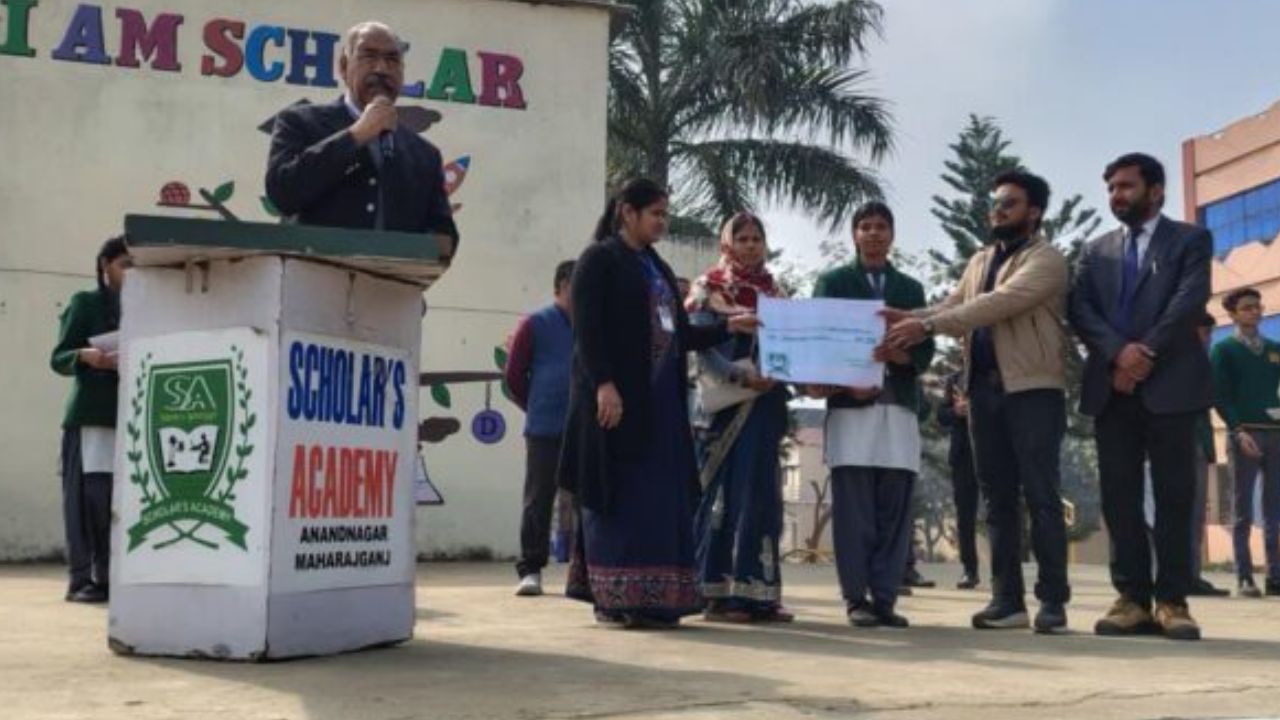 महराजगंज: मेधावी छात्रों पर बरसी कामयाबी की चमक, 21-21 हजार के चेक पाकर खिले होनहारों के चेहरे