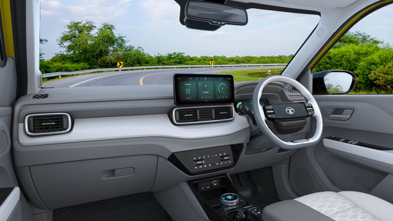 सबसे पहले तो बैटरी की बात करें। Punch EV अब 40 kWh के सबसे बड़े बैटरी पैक के साथ आती है। जिससे आप एक ही चार्ज में करीब 468 किलोमीटर ड्राइव कर सकते हैं। और हां, अब इस कार के लिए बैटरी रेंटल मॉडल यानी BaaS (Battery-as-a-Service) भी मौजूद है। यानी कार की कीमत कम, लेकिन बैटरी के लिए EMI लगती है।