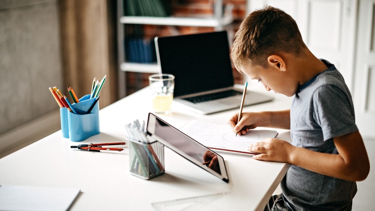 बच्चे का ध्यान भटकना होगा बंद, ये 4 ऐप्स संवार देंगे आपके लाडले का भविष्य