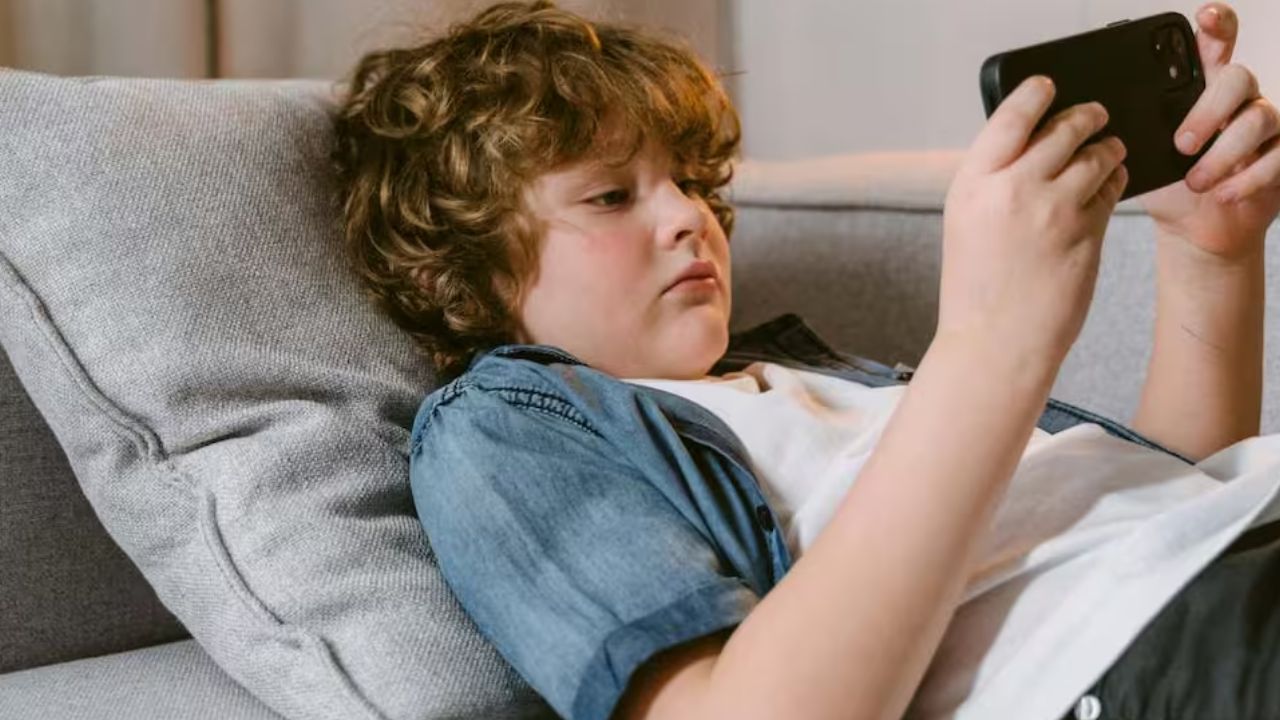 आज के डिजिटल युग में बच्चों को स्मार्टफोन से दूर रखना मुश्किल है। पेरेंट्स चाहते हैं कि बच्चे इसका इस्तेमाल केवल पढ़ाई और सीखने के लिए करें। गेम्स और सोशल मीडिया अक्सर बच्चों को भटका देते हैं। ऐसे में कुछ एजुकेशनल ऐप्स बच्चों की पढ़ाई, एकाग्रता और मानसिक विकास में मदद कर सकते हैं।(फोटो सोर्स- इंटरनेट)