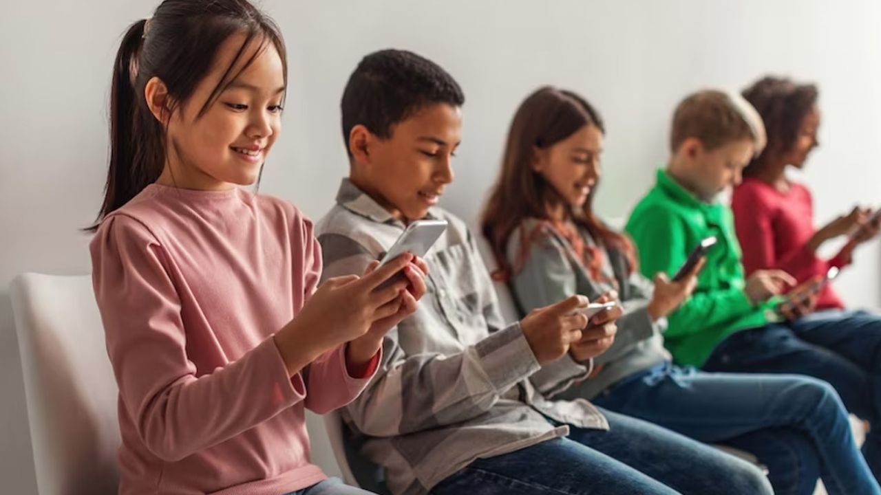 फोटोमैथ (Photomath) बच्चों के लिए गणित को आसान बनाता है। ट्रिगोनोमेट्री, इक्वेशन्स और जटिल सवालों को समझने में यह ऐप मदद करता है। बच्चे कैमरे से सवाल स्कैन कर सकते हैं और स्टेप-बाय-स्टेप हल देख सकते हैं। इससे गणित के कॉन्सेप्ट्स क्लियर होते हैं और पढ़ाई में आत्मविश्वास बढ़ता है।(फोटो सोर्स- इंटरनेट)