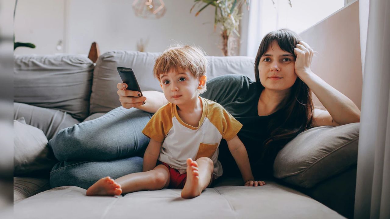 हेडस्पेस (Headspace) बच्चों के मानसिक स्वास्थ्य को बेहतर बनाने के लिए उपयोगी है। छोटे ऑडियो सेशन तनाव कम करते हैं। परीक्षा या होमवर्क के दबाव के समय यह बच्चों को शांत रहने और ध्यान केंद्रित करने की कला सिखाता है। इससे पढ़ाई और मानसिक स्वास्थ्य दोनों में संतुलन बना रहता है।(फोटो सोर्स- इंटरनेट)