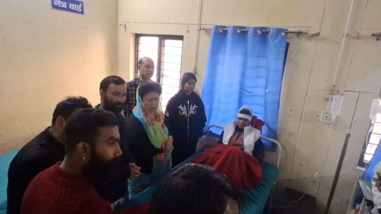 विकास नगर में भीषण हादसा: खाई में गिरी गाड़ी, 3 की मौत और कई घायल