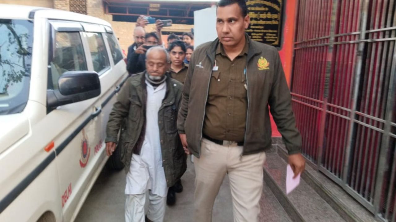 दिल्ली ट्रिपल मर्डर: घर से मिला तंत्र-मंत्र का जखीरा, 20 साल से चला रहा था झाड़-फूंक का खेल