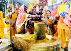 महाशिवरात्रि से पहले झारखंडेश्वर धाम में उमड़ा आस्था का सैलाब, मंगलगीतों के बीच महादेव को चढ़ी हल्दी