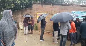 रहस्यमयी मौत: आम के पेड़ से लटका मिला युवक, इलाके में मचा हड़कंप