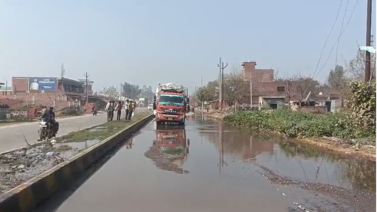 बदायूं: करोड़ों की लागत से बनी फोरलेन सड़क गड्ढों में तब्दील, अधिकारी सड़क से गुजरकर भी नहीं लेते कोई खबर