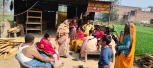 UP News: महरागंज में पेड़ पर ये क्या लटका मिला? इलाके में मचा हड़कंप