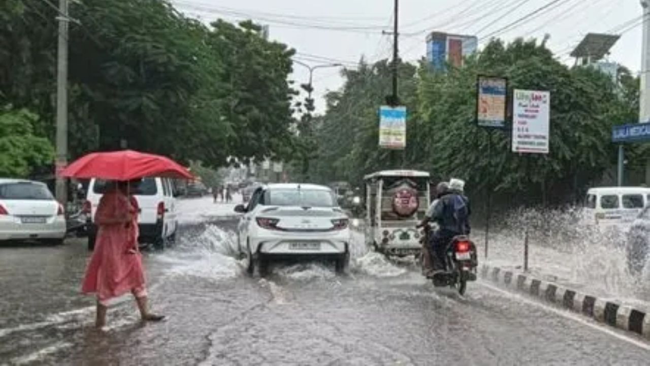 UP Weather Update: बदला मौसम का मिजाज, UP में बारिश-ओलावृष्टि का अलर्ट; जानें अपने जिले का हाल