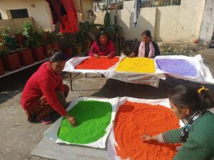 नैनीताल में हर्बल रंगों की खुशबू, बसंती राणा और वैष्णवी समूह ने महिला आत्मनिर्भरता की नई राह