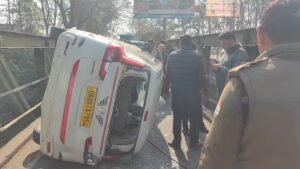 Accident: कालाढूंगी-हल्द्वानी मार्ग पर कार पलटने से हड़कंप, कई लोग घायल
