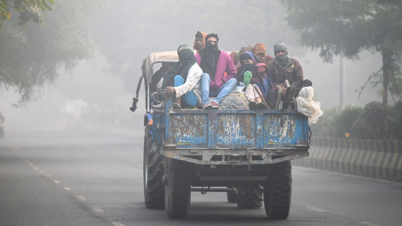 UP Weather Alert: घने कोहरे की गिरफ्त में यूपी, सर्द हवाओं से बढ़ी ठिठुरन; IMD ने जारी किया ये अलर्ट
