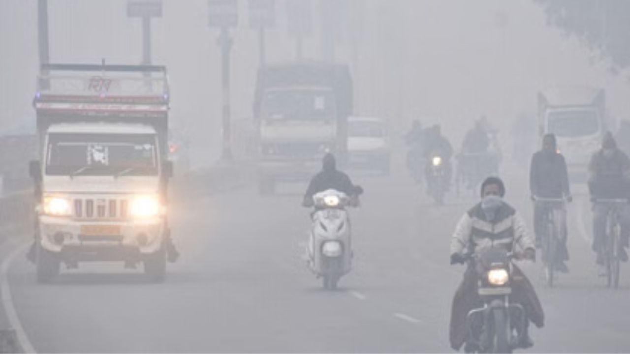 Weather Update: दिल्ली-NCR में बारिश के बाद लौटी ठंड, जानें कितनी आई तापमान में गिरावट?