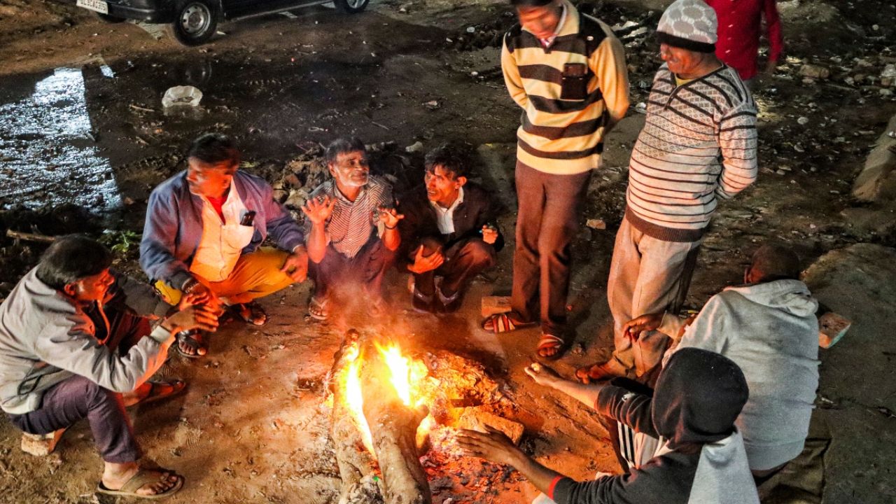 IMD के पूर्वानुमान के मुताबिक, उत्तर प्रदेश में अगले चार दिनों तक मौसम शुष्क बना रहेगा। इस दौरान पूर्वी और पश्चिमी यूपी में 15 से 25 किलोमीटर प्रति घंटे की रफ्तार से तेज सतही हवाएं चल सकती हैं। 6 फरवरी को पूर्वी यूपी के कुछ इलाकों में घने कोहरे को लेकर येलो अलर्ट जारी किया गया है। इसके बाद किसी बड़े मौसम अलर्ट की संभावना नहीं जताई गई है। (Img: Google)