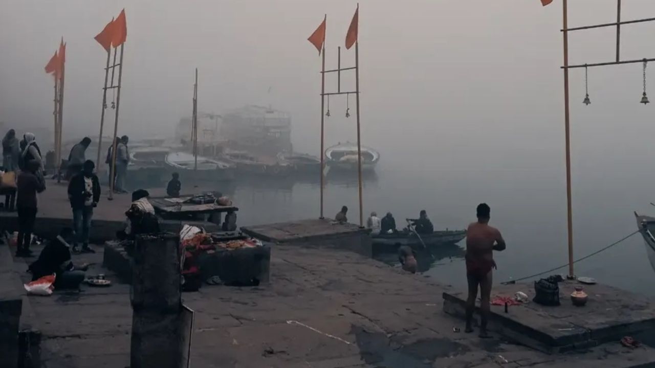 मौसम विभाग के अनुसार सहारनपुर, बिजनौर, मुरादाबाद, रामपुर, बरेली, पीलीभीत, लखीमपुर खीरी, बहराइच, श्रावस्ती, बलरामपुर, सिद्धार्थनगर, महाराजगंज और कुशीनगर में घने कोहरे को लेकर ऑरेंज अलर्ट जारी किया गया है। इन क्षेत्रों में सुबह के समय दृश्यता बेहद कम रह सकती है, जिससे रेल और सड़क यातायात प्रभावित हो सकता है। (Img: Google)