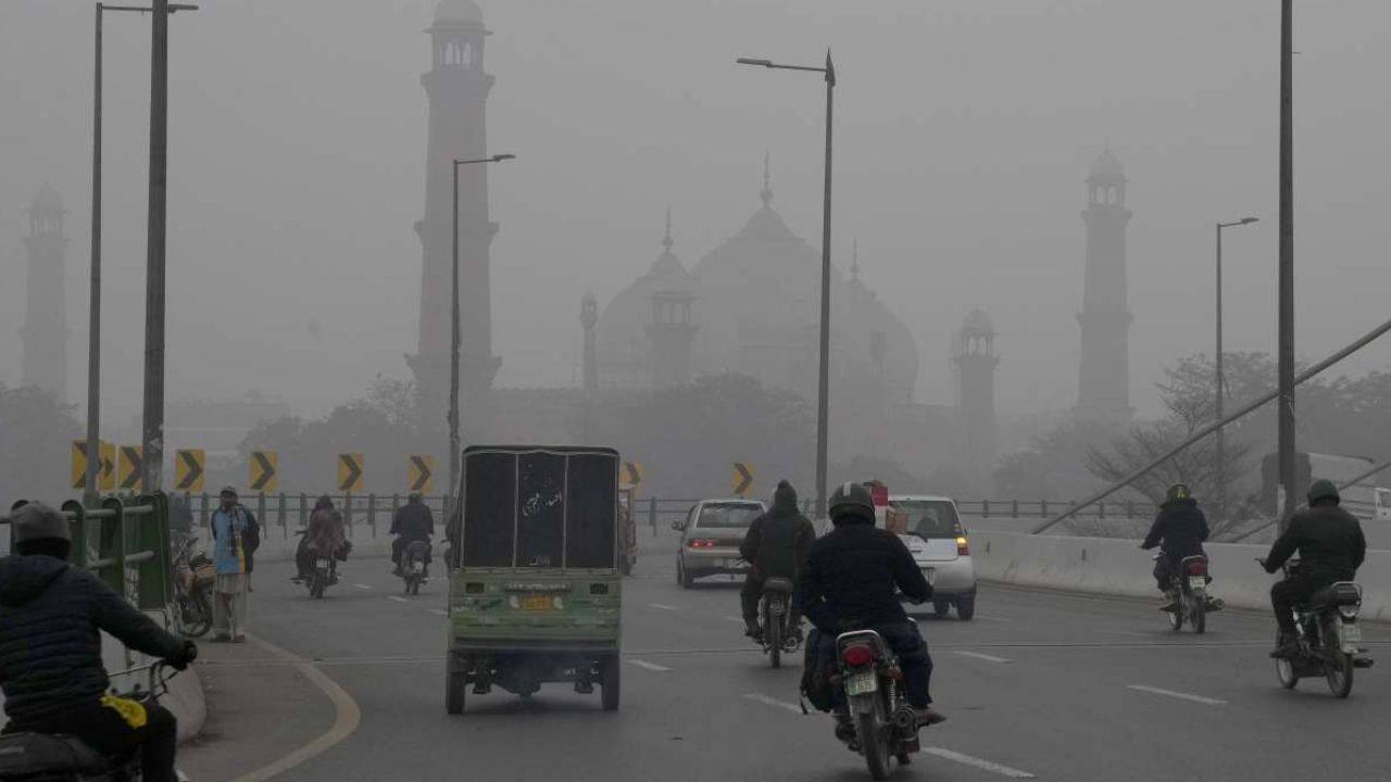 यूपी में मौसम का बदला मिजाज: प्रदेश के इन 27 जिलों में कोहरे की चेतावनी, दिन में बढ़ेगी गर्माहट