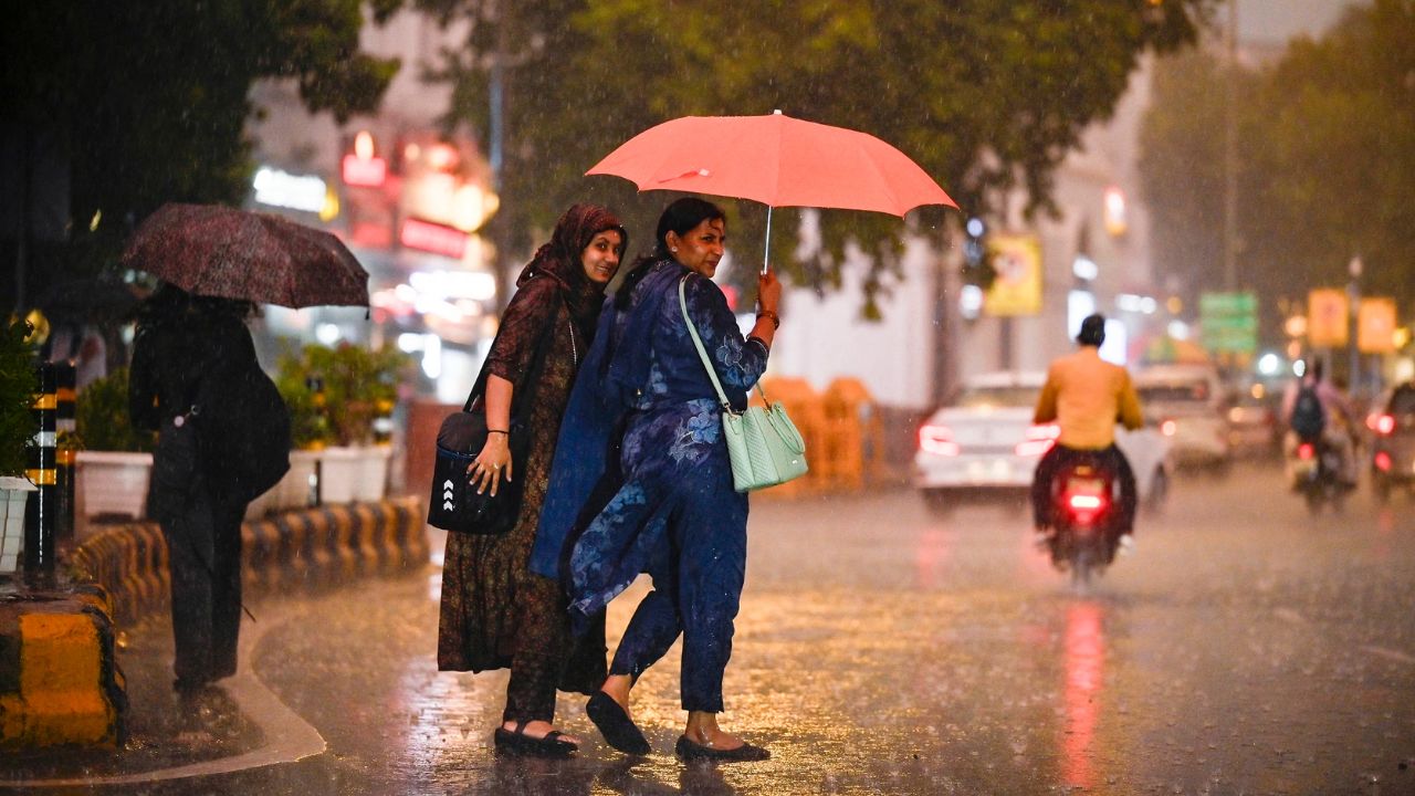 यूपी में मौसम का मौसम दिखा रहा रंग: ठंड के साथ बारिश-बिजली का कहर, इन जिलों में अलर्ट जारी