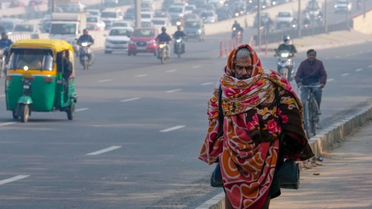 मौसम विज्ञानी के मुताबिक, अगले सात दिनों में मैक्सिमम टेम्परेचर में कोई खास बदलाव नहीं होगा। हालांकि, अगले 24 घंटों में मिनिमम टेम्परेचर में 2 से 3 डिग्री सेल्सियस की गिरावट आ सकती है। इसके बाद टेम्परेचर स्थिर रहने की उम्मीद है। मौसम एक्सपर्ट्स ने बदलते मौसम के दौरान बच्चों और बुजुर्गों को खास सावधानी बरतने की सलाह दी है।