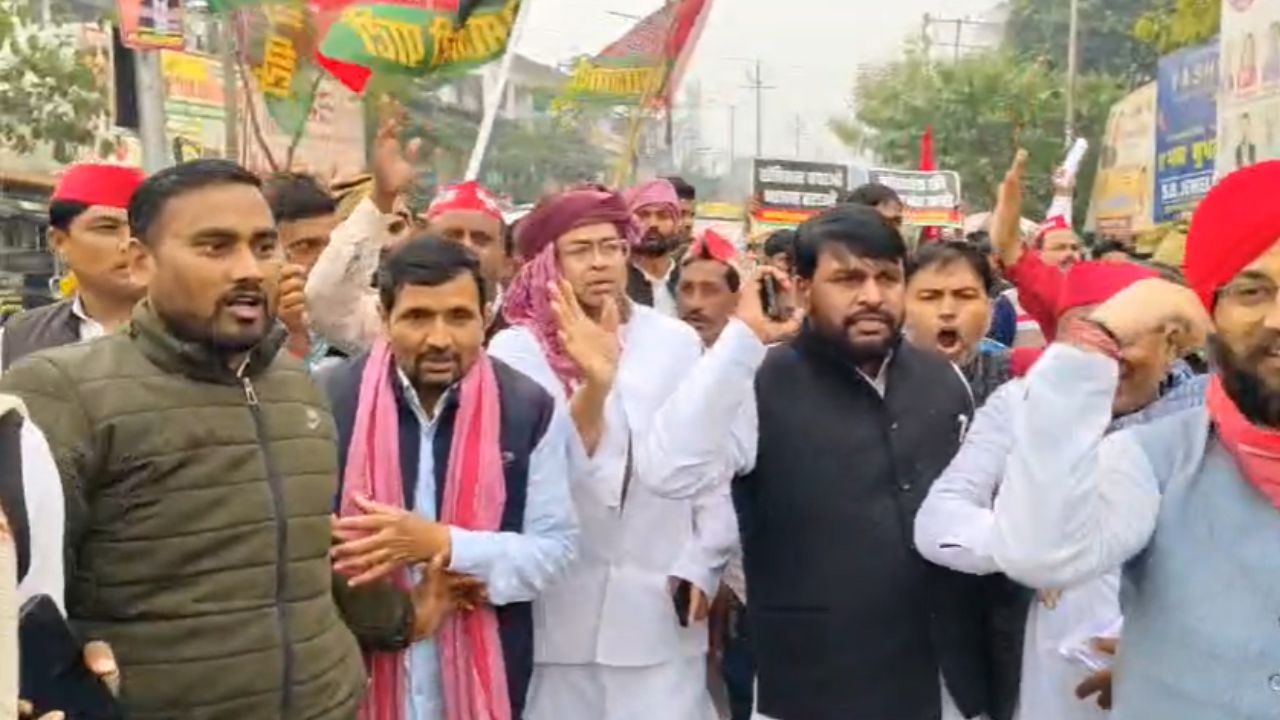 Sultanpur News: फॉर्म-7 में धांधली का आरोप; सुल्तानपुर कलेक्ट्रेट पर सपा का जोरदार प्रदर्शन