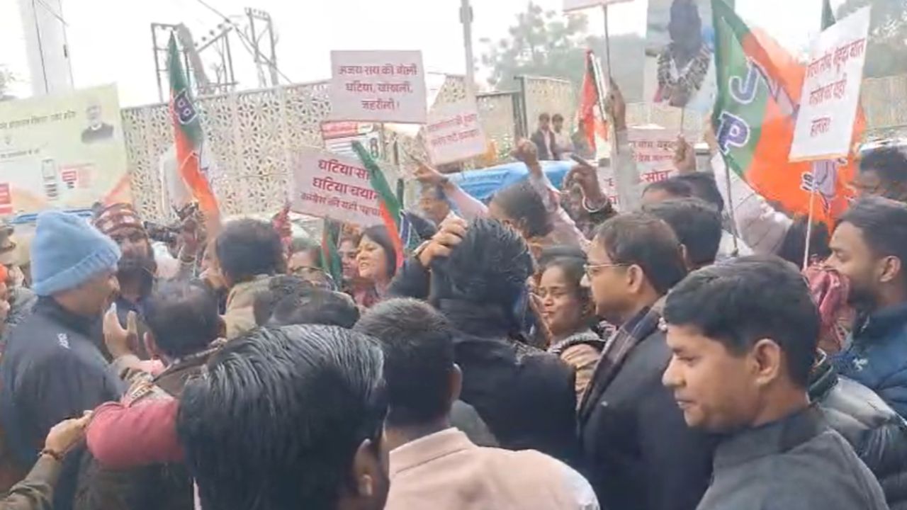 Lucknow News: विधायक पर टिप्पणी के बाद उबाल; सरोजनी नगर में सड़कों पर उतरी जनता, जाने क्या है पूरा मामला…