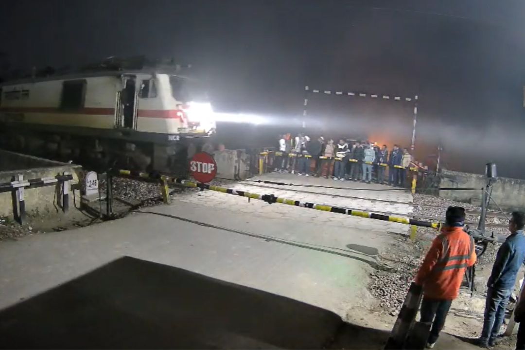 Mainpuri News: कानून के रखवाले ही बने कानून तोड़ने वाले; रेलवे क्रॉसिंग पर असलहों का खुलेआम प्रदर्शन और गेटमैन की पिटाई