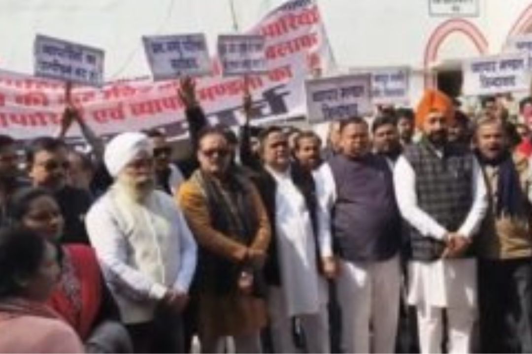 नगर पालिका के फैसले से भड़के व्यापारी, रायबरेली में ईओ के खिलाफ जोरदार प्रदर्शन, जानिये क्या है पूरा मामला