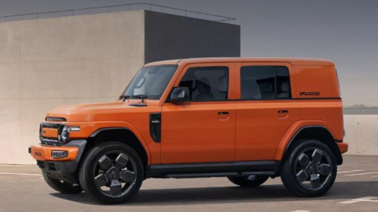 भारत में इलेक्ट्रिक वाहन का बाजार लगातार बढ़ रहा है और इसी कड़ी में चीन की ऑटो कंपनी Chery और भारतीय कंपनी JSW Motors मिलकर एक नई इलेक्ट्रिक SUV iCaur V23 लॉन्च करने की तैयारी कर रही हैं। इस SUV को खासतौर पर युवाओं और एडवेंचर प्रेमियों को ध्यान में रखते हुए डिजाइन किया गया है। माना जा रहा है कि इसका मुकाबला Mahindra Thar और Maruti Jimny जैसी गाड़ियों से होगा। (Img- Internet) भारत में इलेक्ट्रिक वाहन का बाजार लगातार बढ़ रहा है और इसी कड़ी में चीन की ऑटो कंपनी Chery और भारतीय कंपनी JSW Motors मिलकर एक नई इलेक्ट्रिक SUV iCaur V23 लॉन्च करने की तैयारी कर रही हैं। इस SUV को खासतौर पर युवाओं और एडवेंचर प्रेमियों को ध्यान में रखते हुए डिजाइन किया गया है। माना जा रहा है कि इसका मुकाबला Mahindra Thar और Maruti Jimny जैसी गाड़ियों से होगा। (Img- Internet)