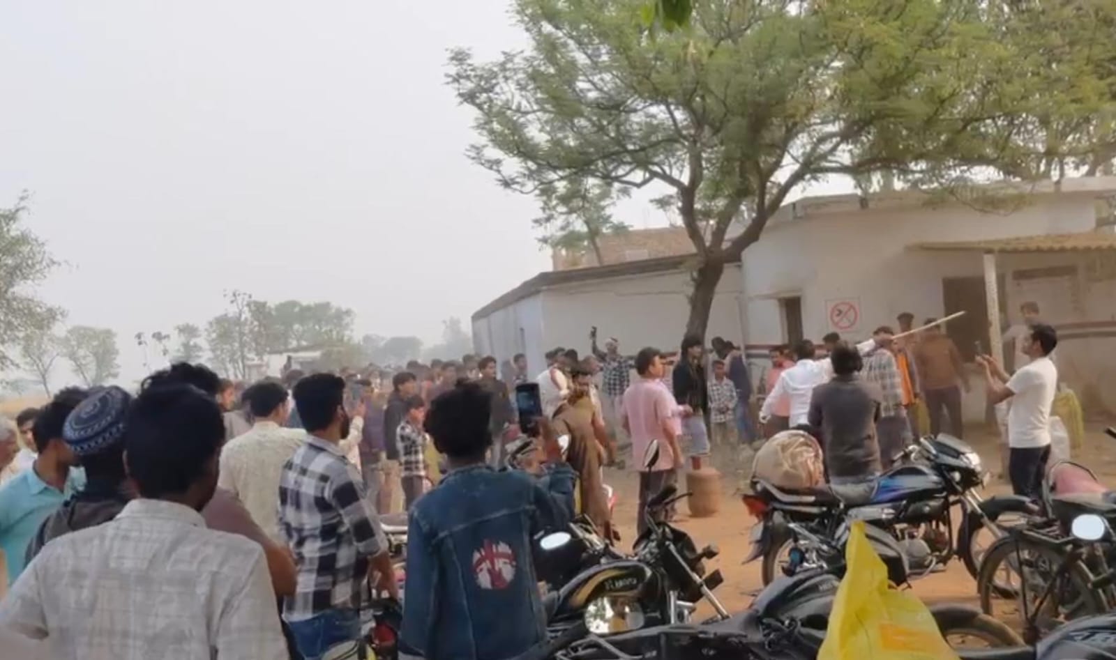 पर्ची नहीं तो गैस नहीं… फिर भड़क गया गुस्सा! महराजगंज में गैस एजेंसी पर बवाल, जानें पूरा मामला?