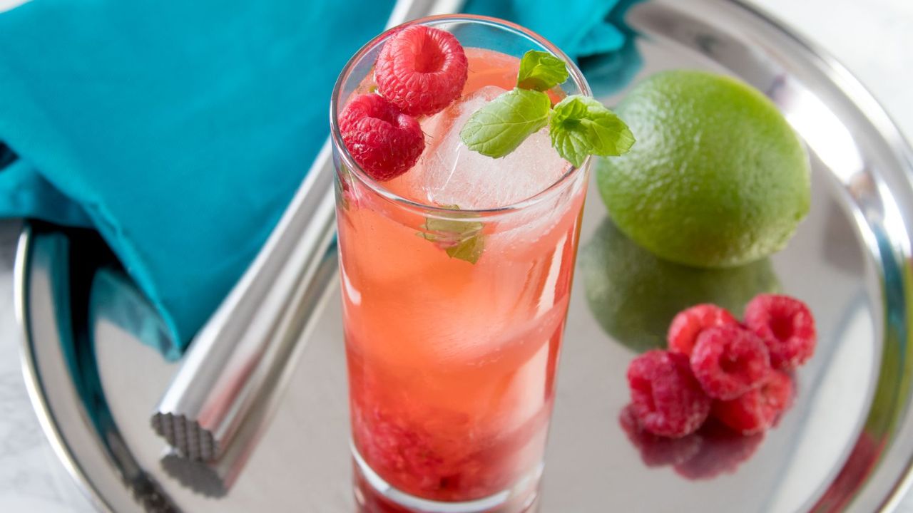 इन दोनों मोइतो ड्रिंक्स को बनाना बेहद आसान है और इसमें इस्तेमाल होने वाली सामग्री भी घर पर आसानी से मिल जाती है। थोड़ी सी क्रिएटिविटी से आप मेहमानों को होटल जैसा स्वाद घर पर ही दे सकते हैं। (Img- Internet)