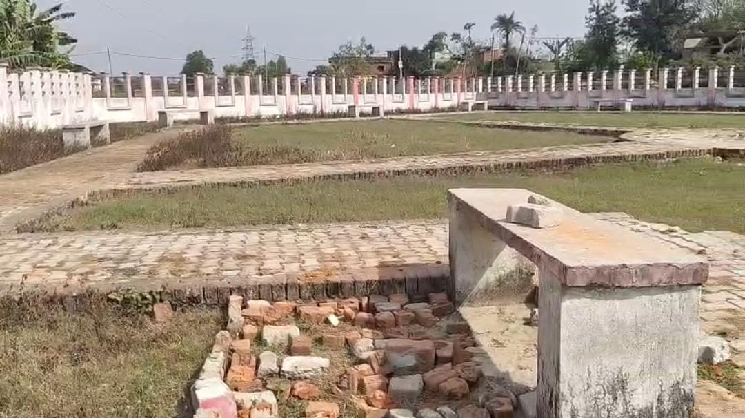 लाखों खर्च, फिर भी बेकार! धानी के रामपुर में मनरेगा पार्क बना ‘शोपीस’, ग्रामीणों में आक्रोश