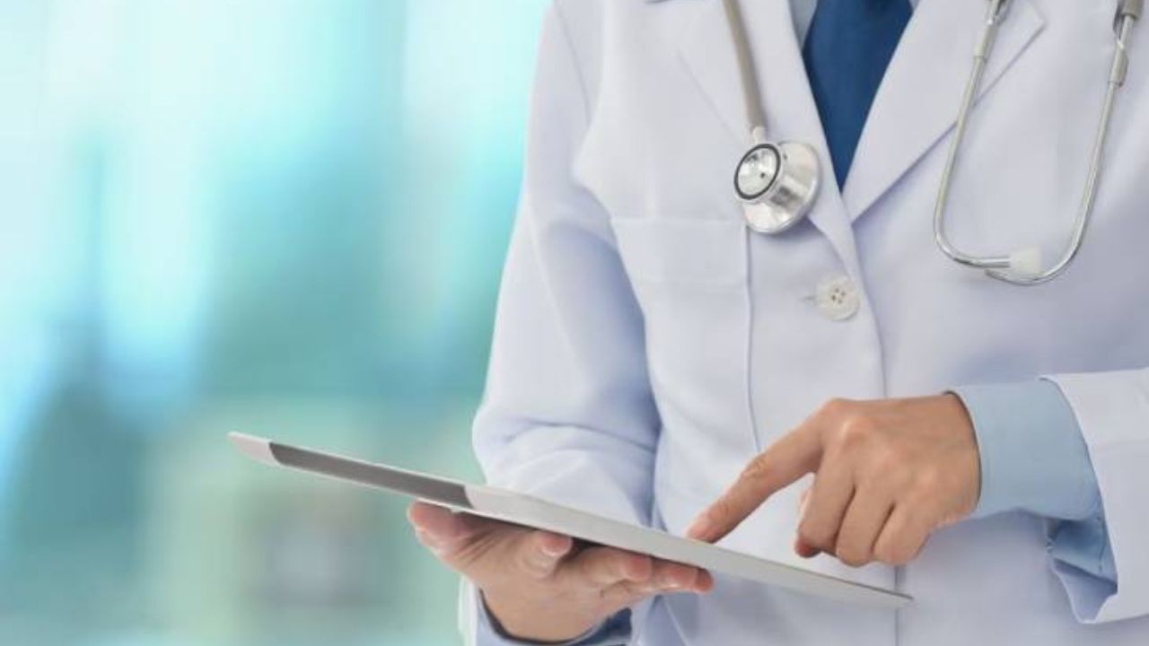 डॉक्टरों के अनुसार, यदि पेशाब में बिना किसी दर्द या जलन के खून दिखाई दे, तो यह ज्यादा गंभीर संकेत हो सकता है। कई लोग इसे सामान्य यूरिन इन्फेक्शन समझकर दवा ले लेते हैं, लेकिन विशेषज्ञ चेतावनी देते हैं कि यह किसी बड़ी बीमारी की ओर इशारा हो सकता है। (Img- Google)