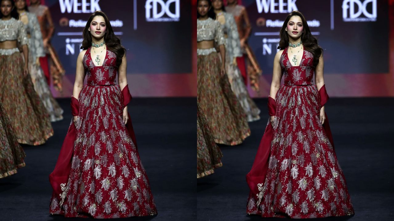 तमन्ना ने इस खास मौके पर मशहूर डिजाइनर Bhumi Sharma के लिए रैंप वॉक किया। जैसे ही वह रैंप पर उतरीं, वहां मौजूद दर्शकों की नजरें उन पर ठहर गईं। उनका आत्मविश्वास, ग्रेस और स्टाइल पूरे शो का आकर्षण बन गया। (सोर्स- एक्स)