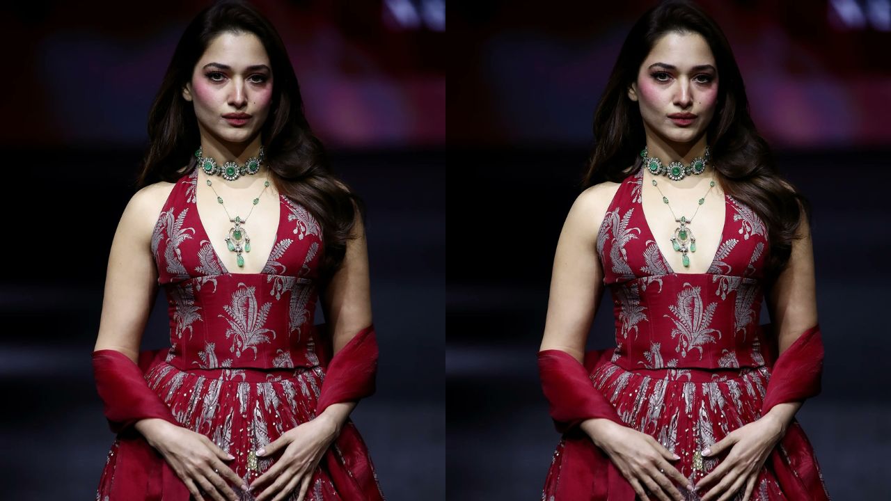 इस दौरान तमन्ना ने लाल रंग का बेहद खूबसूरत लहंगा पहना, जो पारंपरिक और मॉडर्न फैशन का बेहतरीन उदाहरण था। इस आउटफिट में भारतीय संस्कृति की झलक साफ नजर आ रही थी, लेकिन इसके डिजाइन में एक नया और फ्रेश टच भी शामिल था। यही वजह रही कि यह लुक आज के ट्रेंड के साथ पूरी तरह मेल खाता दिखा। (सोर्स- एक्स)