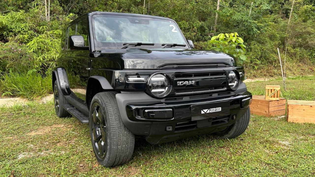 कार का ग्राउंड क्लीयरेंस 210mm है, जो इसे कठिन रास्तों और ऑफ-रोडिंग के लिए उपयुक्त बनाता है। AWD वर्जन में 211hp की पावर मिलने की संभावना है। इसका डुअल मोटर ऑप्शन भी उपलब्ध होगा, जिससे गाड़ी की ड्राइविंग और कंट्रोल बेहतर होगी। (Img- Internet) कार का ग्राउंड क्लीयरेंस 210mm है, जो इसे कठिन रास्तों और ऑफ-रोडिंग के लिए उपयुक्त बनाता है। AWD वर्जन में 211hp की पावर मिलने की संभावना है। इसका डुअल मोटर ऑप्शन भी उपलब्ध होगा, जिससे गाड़ी की ड्राइविंग और कंट्रोल बेहतर होगी। (Img- Internet)