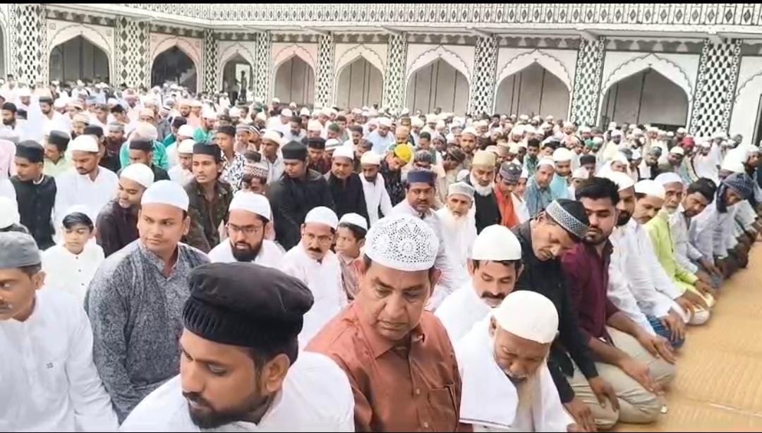 Eid Mubarak: अदब के साथ अदा की गई ईद की नमाज, महराजगंज में इरशाद अहमद के आशीर्वाद और दुआओं से गूंजा शहर