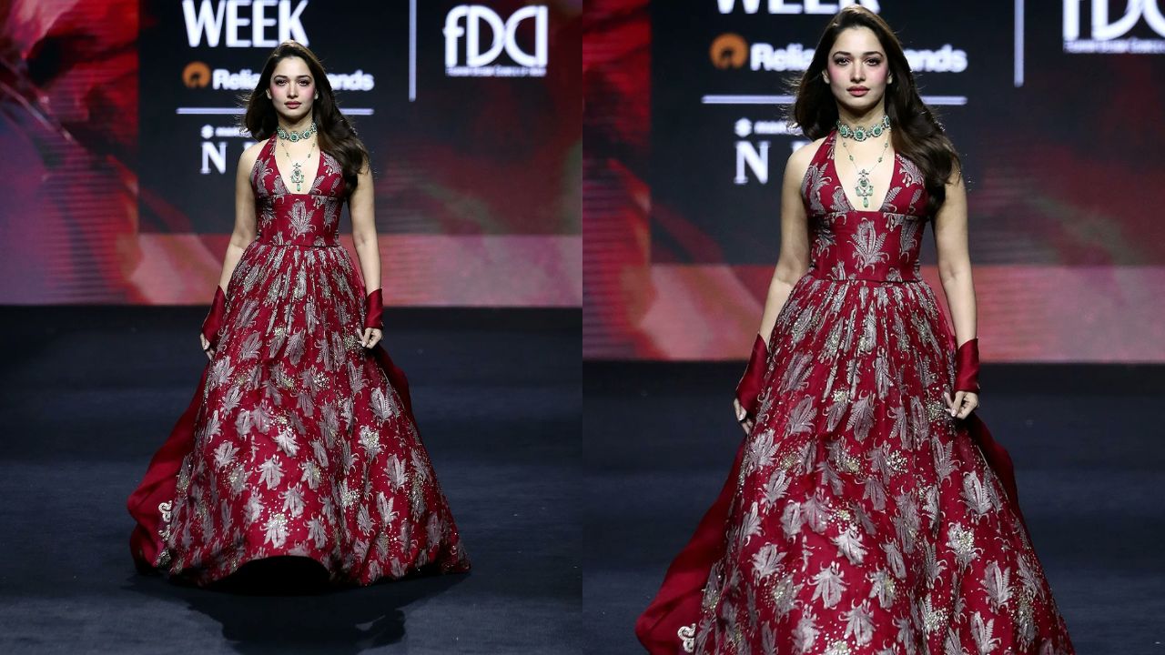 फैशन की दुनिया में जब भी कोई बड़ा इवेंट होता है, तो कुछ लुक्स ऐसे होते हैं जो लंबे समय तक लोगों की यादों में बने रहते हैं। ऐसा ही एक शानदार नजारा Lakme Fashion Week में देखने को मिला, जहां बॉलीवुड अभिनेत्री जहां तमन्ना भाटिया ने अपने ग्लैमरस अंदाज से सभी का दिल जीत लिया। जिसकी तस्वीरें आज भी सोशल मीडिया पर तहलका मचा रही है। (सोर्स- एक्स)