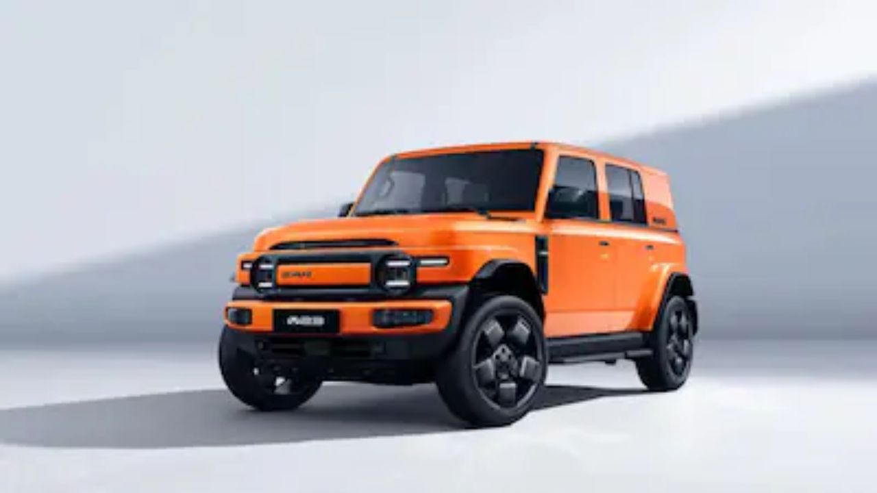 iCaur V23 का इंटीरियर प्रीमियम फील देता है। इसमें व्हाइट थीम के साथ 15.4 इंच की बड़ी टचस्क्रीन दी गई है, जो Qualcomm Snapdragon चिप पर चलती है। आरामदायक सीटें और बेहतर व्यू के साथ कुछ फिजिकल बटन भी दिए गए हैं। 360 डिग्री कैमरा और 7 स्पीकर का ऑडियो सिस्टम भी शामिल है। हालांकि, वायरलेस चार्जिंग फीचर अभी शामिल नहीं है, लेकिन JSW Motors भारत के लिए इसमें बदलाव कर सकती है। (Img- Internet) iCaur V23 का इंटीरियर प्रीमियम फील देता है। इसमें व्हाइट थीम के साथ 15.4 इंच की बड़ी टचस्क्रीन दी गई है, जो Qualcomm Snapdragon चिप पर चलती है। आरामदायक सीटें और बेहतर व्यू के साथ कुछ फिजिकल बटन भी दिए गए हैं। 360 डिग्री कैमरा और 7 स्पीकर का ऑडियो सिस्टम भी शामिल है। हालांकि, वायरलेस चार्जिंग फीचर अभी शामिल नहीं है, लेकिन JSW Motors भारत के लिए इसमें बदलाव कर सकती है। (Img- Internet)