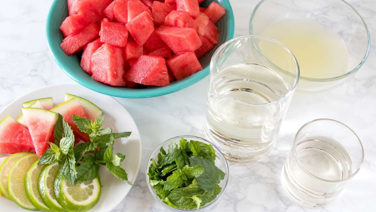 मोइतो एक ऐसा ड्रिंक है जो नींबू, पुदीना, सोडा और हल्के मसालों के मिश्रण से तैयार होता है। यह न सिर्फ शरीर को ठंडक देता है बल्कि थकान और गर्मी को भी दूर करता है। सबसे खास बात यह है कि इसे बनाने में ज्यादा मेहनत या महंगे सामान की जरूरत नहीं होती। (Img- Internet)